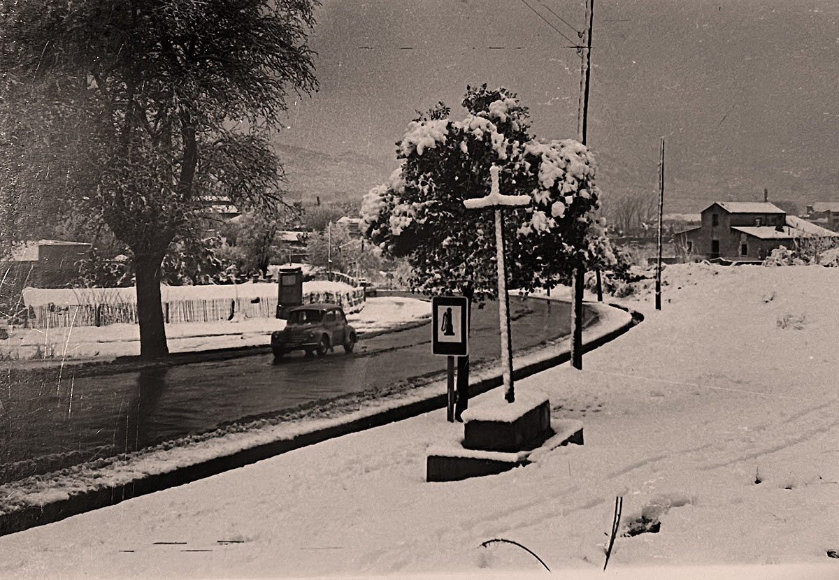 Creu de terme al Revolt Negre. Al fons Can Trabal.